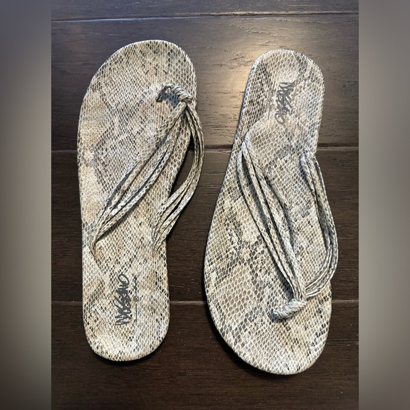 Sandals - Picture 1 of 2